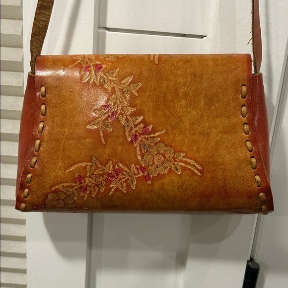 Vintage 70's leather hand tooled and painted never used crossbody purse - Picture 10 of 13